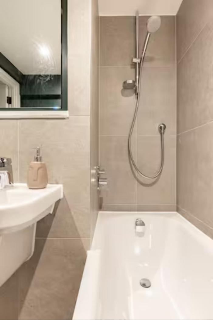 Two Bedrooms Exquisite En-Suite Apartment Deansgate Manchester Exterior foto